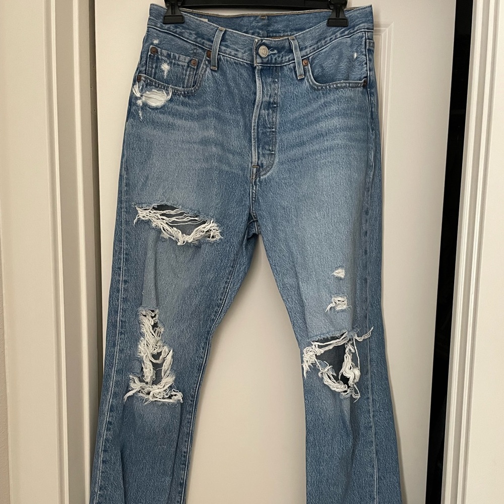 Levi busted knee jeans! Size 29! Such a cute jean!!! 💙💙💙 Gently used!